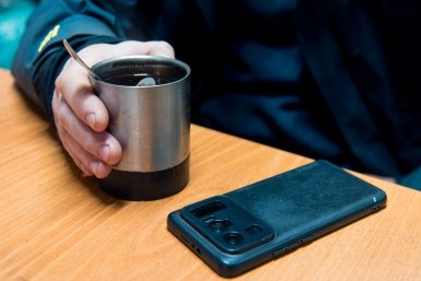 Зима, чай ,телефон, холод Илья Аверьянов, ИА PrimaMedia.ru