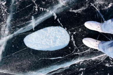 Байкал. Лед Байкала. Коньки Юлия Ушакова, ИА IrkutskMedia