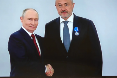 Президент России Владимир Путин вручил Орден Почета Виктору Пинскому