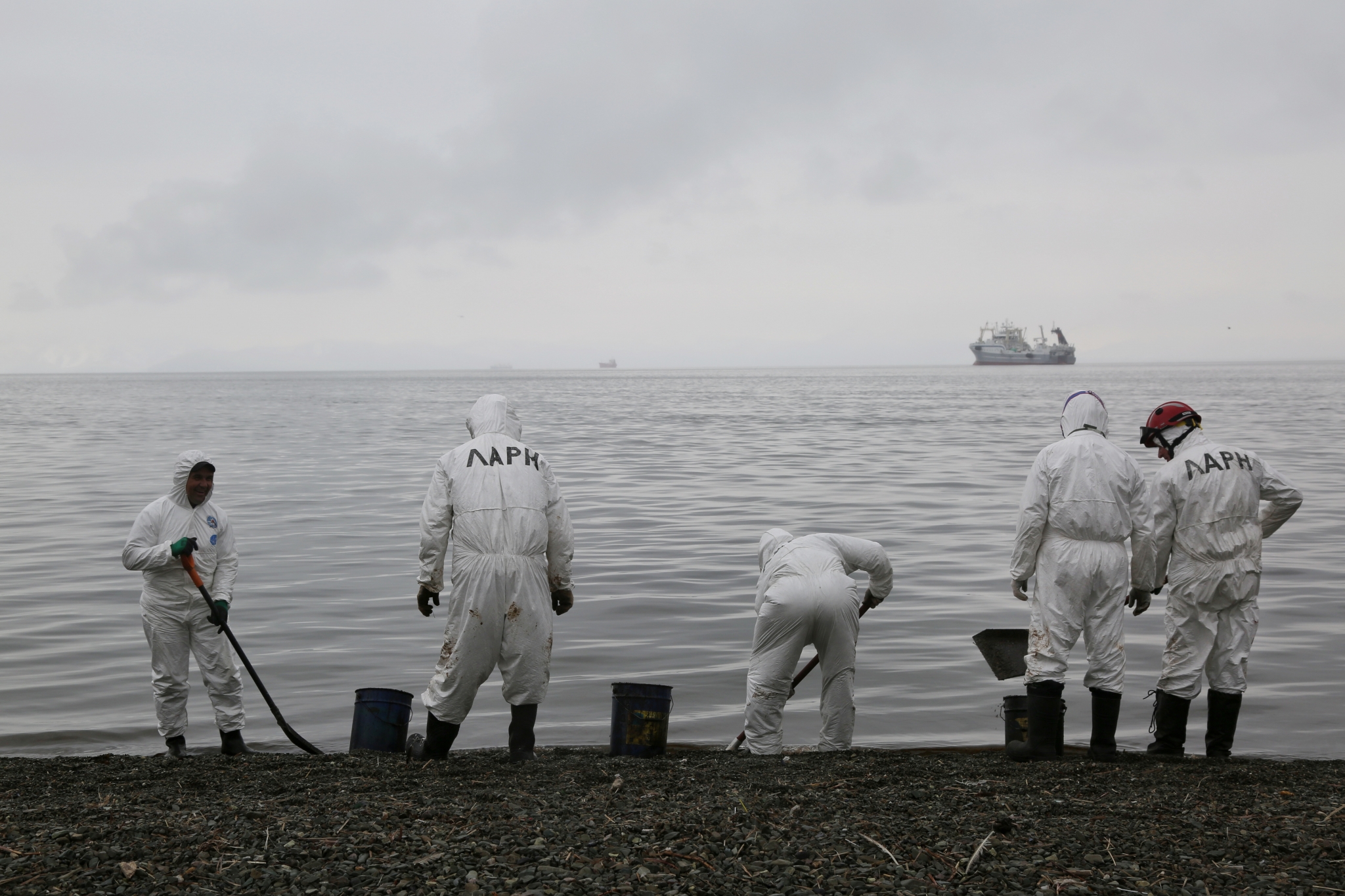 Эксперты устраняют последствия экокатастрофы Елена Поддубная, ИА KamchatkaMedia