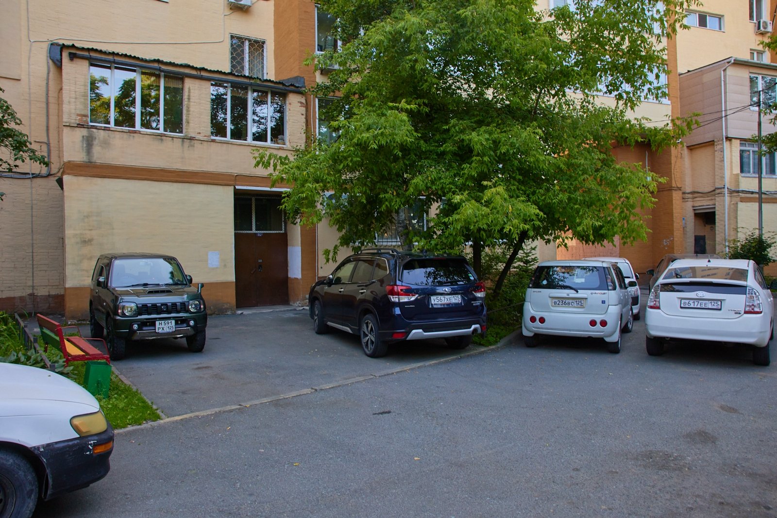 парковки во дворах, автомобили, машины, Дмитрий Осипчук, ИА PrimaMedia.ru