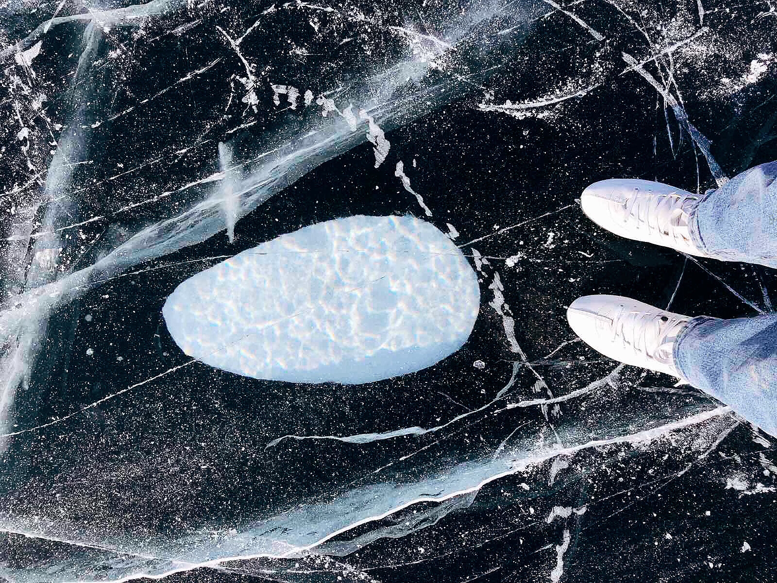 Байкал. Лед Байкала. Коньки Юлия Ушакова, ИА IrkutskMedia